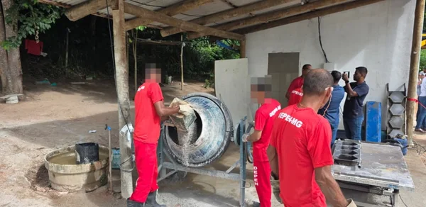 presos trabalhando