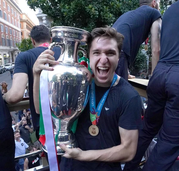 Sem graça, campeão da Euro pela Itália é flagrado em boate