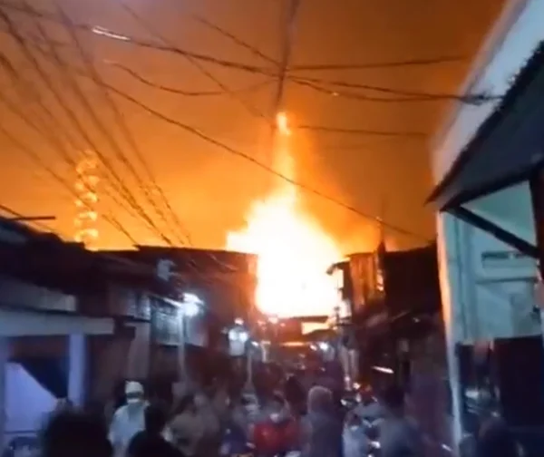 Foto colorida do incêndio em um depósito de combustíveis na Indonésia - Metrópoles