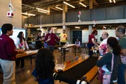 Atividades práticas aproximam visitantes de conceitos científicos por meio da experimentação Atividades práticas aproximam visitantes de conceitos científicos por meio da experimentação