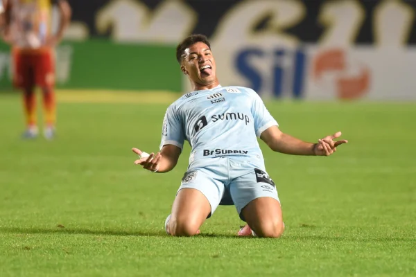Marcos Leonardo comemora o terceiro gol