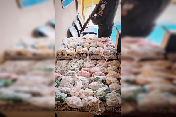 Vídeo: PM prende cinco homens por tráfico e apreendem drogas no Rio