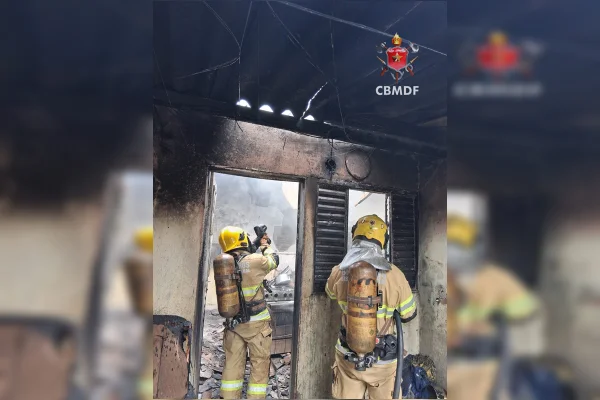 Casa destruída por incêndio