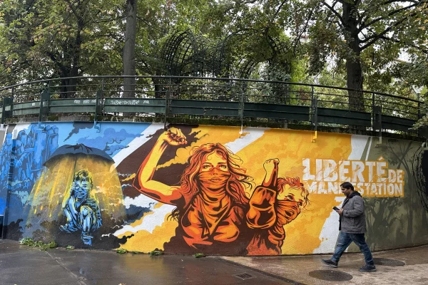 Criado pelo artista francês RNST, mural estampa rua em Paris com pedido de direito a protestar