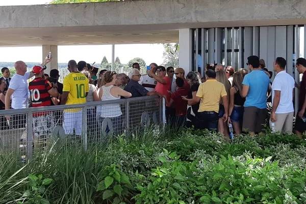 Com camisa do Flamengo, Bolsonaro atende fãs na porta do Alvorada
