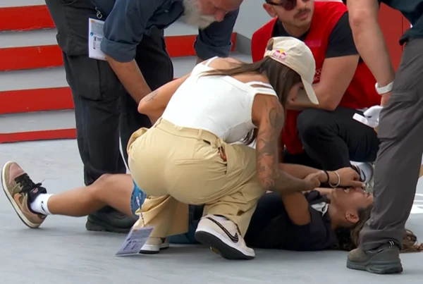 Imagem colorida do momento em que Rayssa Leal caiu no Mundial de Skate em São Paulo - MEtrópoles