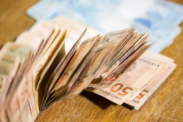 Oito estados e o DF têm rombo de R$ 71 bilhões para novos governadores