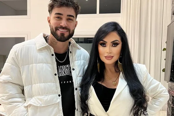 Ana Paula Oliveira e o filho David Mattos posam juntos usando looks preto e branco - Metrópoles