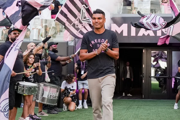 Casemiro é detonado após elogio a Messi: “Você é um vendido” - destaque galeria Casemiro é detonado após elogio a Messi: “Você é um vendido” - destaque galeria