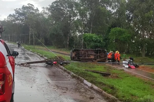 Motorista fica ferido ao derrubar poste de luz no Park Way com caminhonete - destaque galeria Motorista fica ferido ao derrubar poste de luz no Park Way com caminhonete - destaque galeria