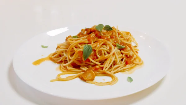 Cozinha de solteiro: aprenda o clássico spaghetti amatriciana