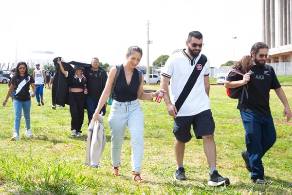 Imagem colorida dos torcedores do Vasco chegando ao estádio