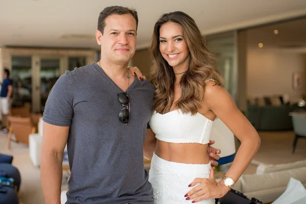 Empresária brasiliense Gabriela Muniz fica noiva em Londres