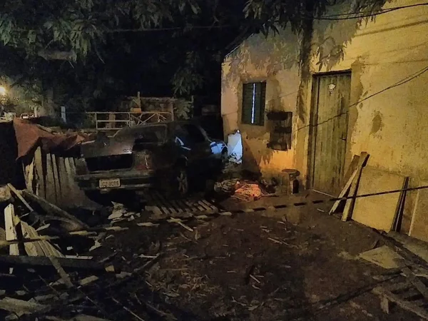 Carro invade casa Goiânia