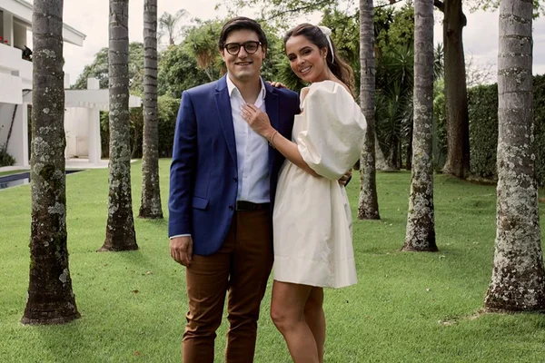 Carol Valença e Caetano Tonet Camargo celebram noivado no Lago Sul