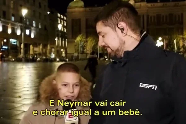 Foto de um menino conversando com um repórter durante gravação de uma entrevista