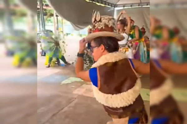 Imagem de pessoas com figurino dançando em ginásio