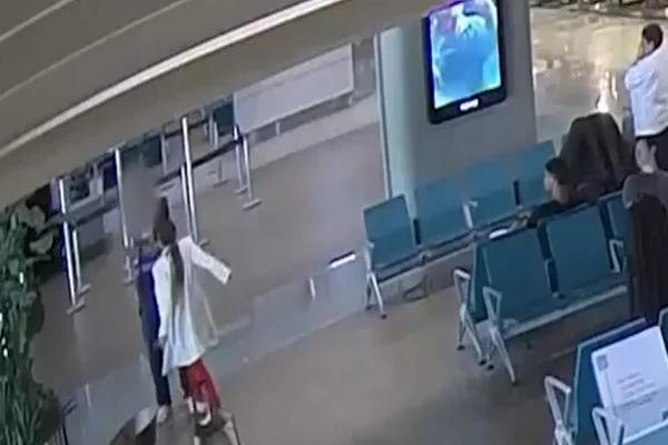 Vídeos de câmeras de segurança registraram o momento em que Luana Otoni de Paula, de 39 anos, agride um gerente operacional da companhia aérea Azul