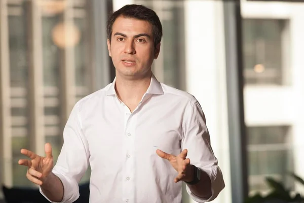 Imagem colorida mostra Danilo Costa, fundador da Educbank, startup premiada no SxSW 2023 - Metrópoles