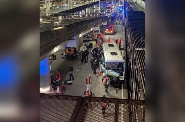 imagem colorida colisao trem microonibus frança
