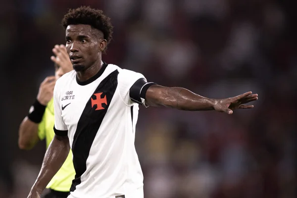 Imagem colorida de Thiago Mendes do Vasco
