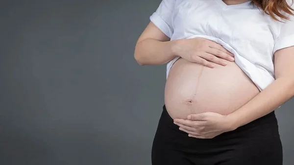 Grávida readmitida em “função inferior” no RS será indenizada