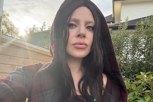 Lady Gaga posa séria e de casaco de capuz para as redes sociais - Metrópoles