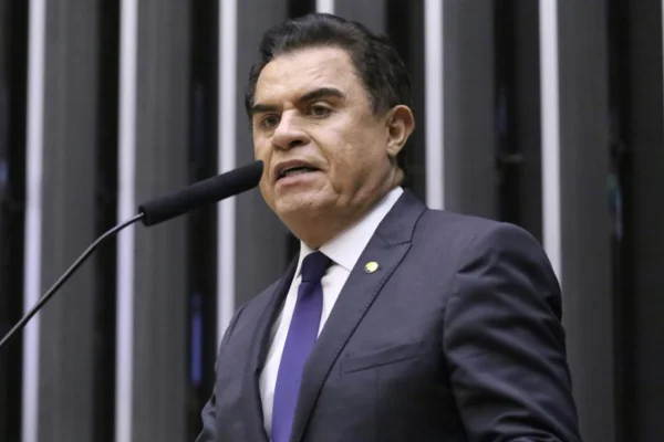 Imagem colorida mostra o deputado federal Wilson Santiago na tribuna da Câmara dos Deputados | Metrópoles