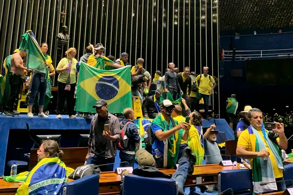 Foto colorida de bolsonaristas no Senado Federal em 8 de janeiro - Metrópoles