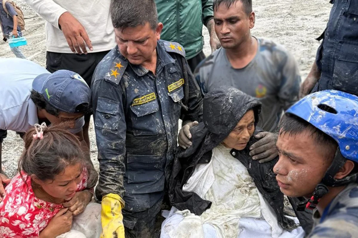 A mulher foi retirada da lama por uma equipe conjunta da Polícia Nacional do Nepal e da Força de Polícia Armada do Nepal A mulher foi retirada da lama por uma equipe conjunta da Polícia Nacional do Nepal e da Força de Polícia Armada do Nepal