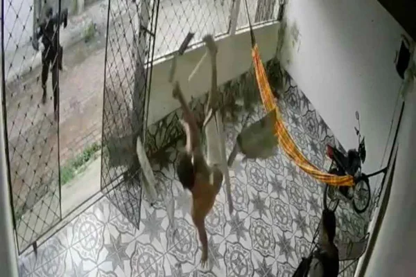 Bandido cai de telhado enquanto tentava fugir da policia