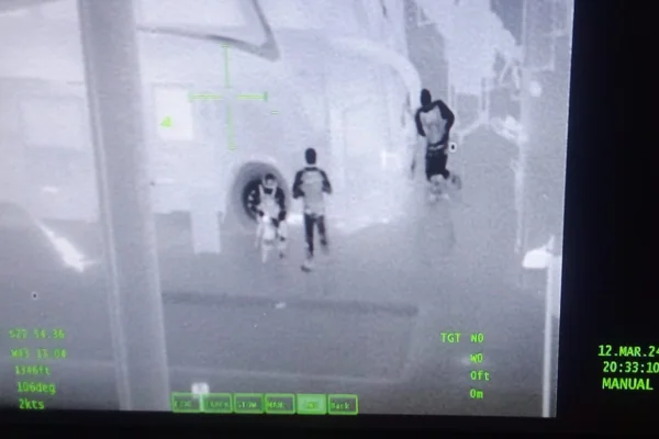 Imagem colorida mostra ação da polícia durante sequestro a ônibus no rio de janeiro - Metrópoles