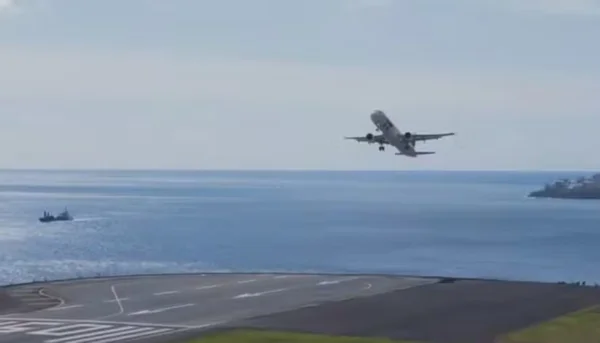 Imagem colorido do avião que teve o pouso cancelado