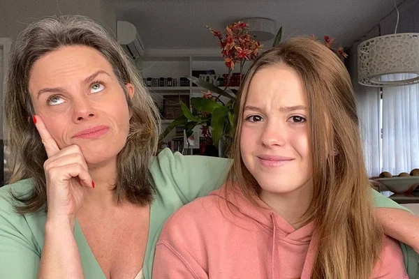 Foto colorida de Maria Cândida e a filha, Lara - Metrópoles