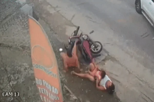 Imagem colorida, mulheres caem de moto após colisão - Metrópoles.