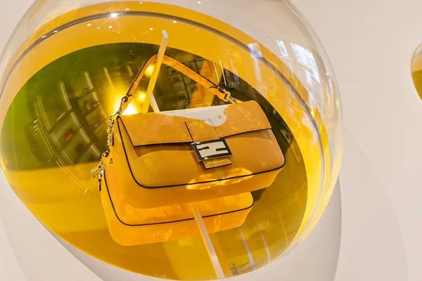Fendi lança versões perfumadas da icônica bolsa Baguette