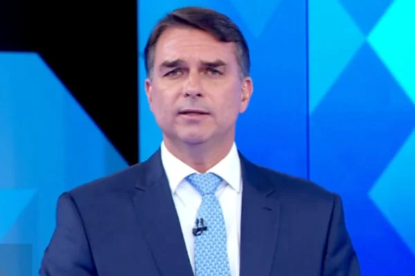 Flávio Bolsonaro durante debate na TV Globo - Metrópoles