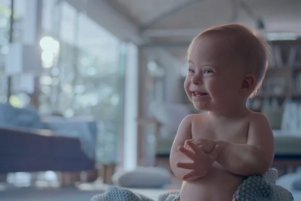 Bebê com Síndrome de Down é estrela em campanha da Johnson’s Brasil