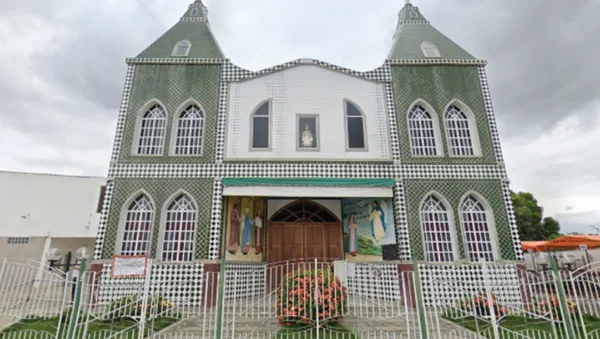 foto colorida de fachada de igreja