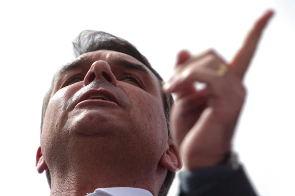 Imagem colorida, Parlamentares da oposição concedem entrevista coletiva em reação à prisão domiciliar do ex-presidente Jair Bolsonaro- Metrópoles