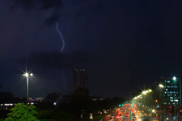 Chuva forte e raios surpreende no plano Piloto - Metrópoles