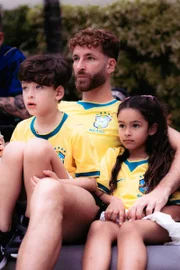 Ao lado dos dois filhos, o jogador assiste à convocação para representar o Brasil no campeonato Ao lado dos dois filhos, o jogador assiste à convocação para representar o Brasil no campeonato