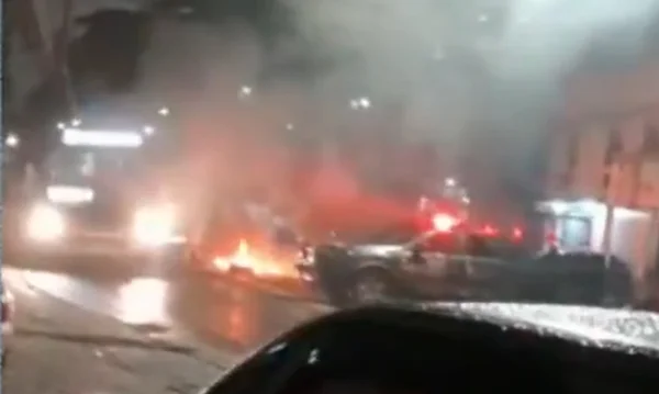 Foto colorida de barricada em chamas fechou a Avenida Tenente-coronel Muniz de Aragão, no acesso à Linha Amarela - Metrópoles