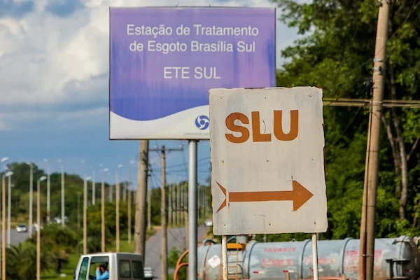 Foto colorida da fachada da ETE Sul