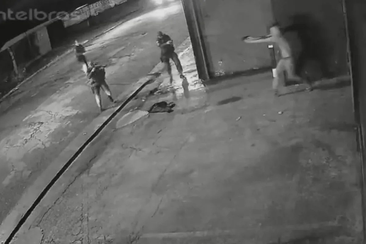 Momento em que jovem de 20 anos foi morto com 27 tiros em Moema Momento em que jovem de 20 anos foi morto com 27 tiros em Moema