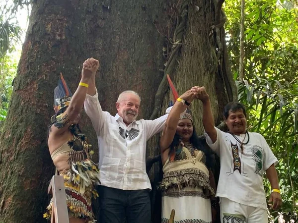 Lula e indígenas