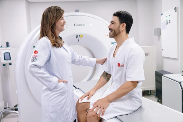 Médica e paciente em frente à máquina de ressonância-Metrópoles
