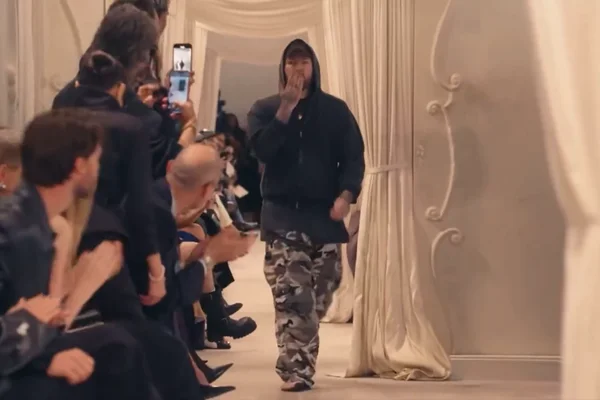 Imagem do desfile de alta-costura da Balenciaga - Metrópoles