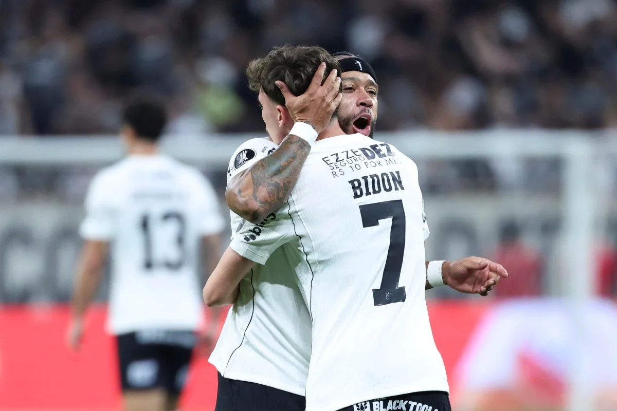 Memphis Depay anota assistência em retorno aos campos pelo Corinthians