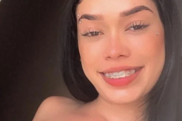 Mary Hellen posa para selfie sorrindo e com aparelho nos dentes-Metrópoles
